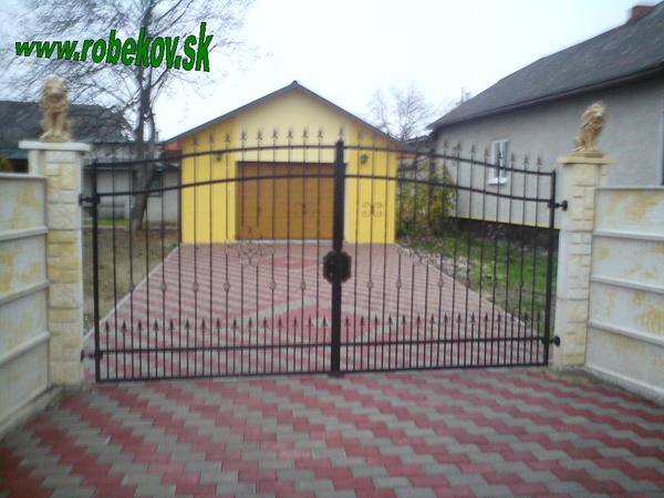 Kovaná brána na mieru – realizácia ROBEKOV, fotografia 19