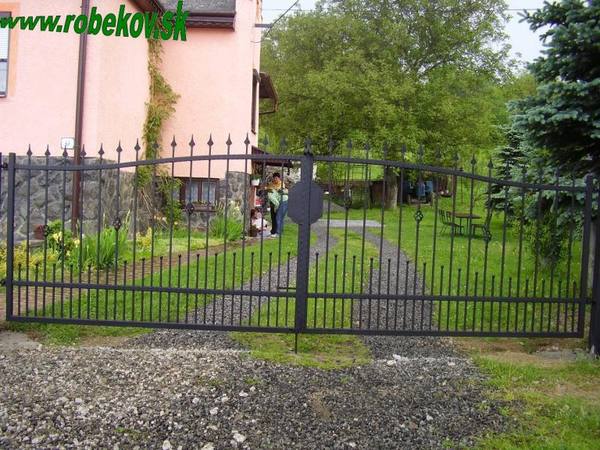 Kovaná brána na mieru – realizácia ROBEKOV, fotografia 17