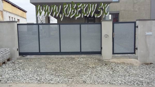 Kovaná brána na mieru – realizácia ROBEKOV, fotografia 4