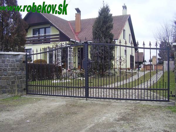 Kovaná brána na mieru – realizácia ROBEKOV, fotografia 86
