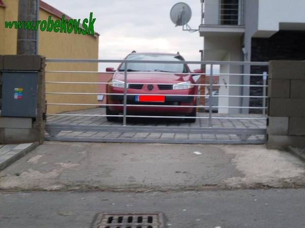 Kovaná brána na mieru – realizácia ROBEKOV, fotografia 38