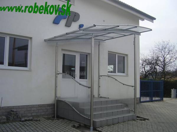 Kovový prístrešok na mieru – realizácia ROBEKOV, fotografia 14