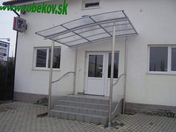 Kovový prístrešok na mieru – realizácia ROBEKOV, fotografia 3
