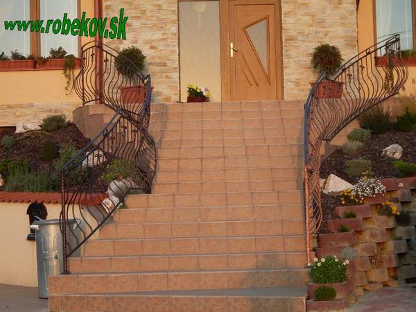 Kovové zábradlie na mieru – realizácia ROBEKOV, fotografia 16